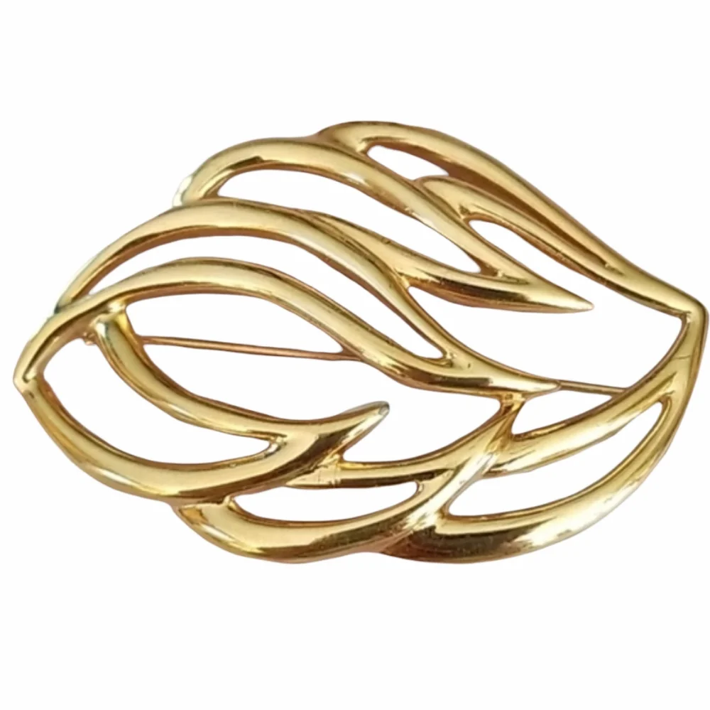 Vintage Signed MONET Goldtone Leaf Design Brooch Pin